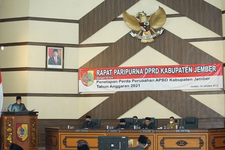 Rapat Paripurna pengesahan Rancangan Peraturan Daerah (Raperda) Perubahan Anggaran Pendapatan dan Belanja Daerah (P-APBD) Jember  2021 