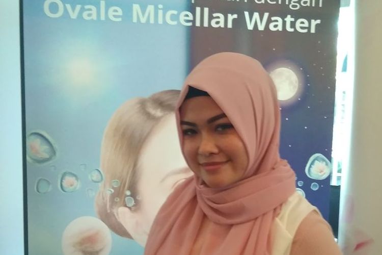 Makeup artist Natasia Adrina pada peluncuran Ovale Micellar Water di Jakarta, Senin (9/4/2018).