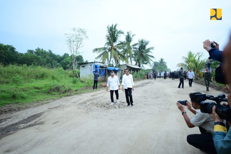 Presiden Joko Widodo didampingi Menteri PUPR Basuki Hadimuljono mengecek langsung jalan yang rusak di Provinsi Lampung, Jumat (5/5/2023).