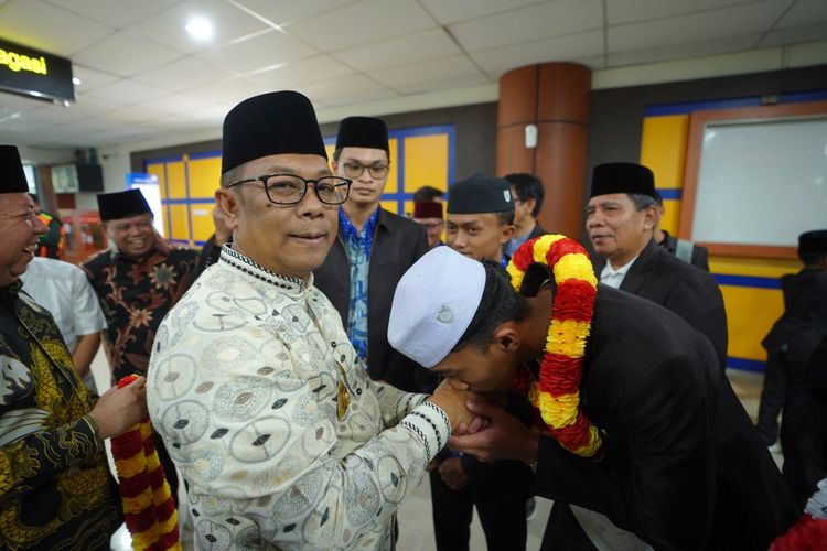 Pj Gubernur Riau Rahman Hadi sambut kafilah asal provinsinya dengan bangga usai sabet posisi ke-6 di MTQ Nasional Kalimantan Timur. 