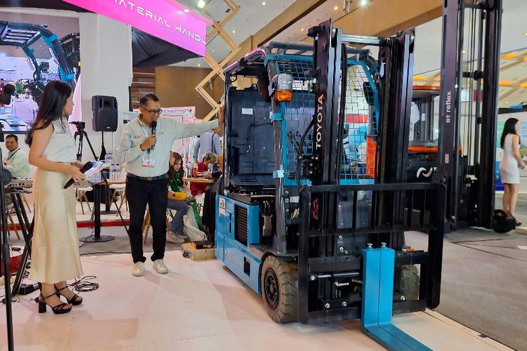 Direktur PT Swadaya Harapan Nusantara (SHN) Handoko menerangkan keunggulan Toyota Forklift Fuel Cell 70-8FBE18. 