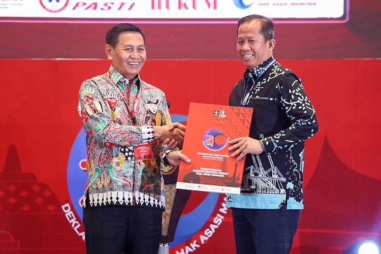 Wali Kota Jakarta Utara Ali Maulana Hakim menerima penghargaan Kota Peduli HAM dari Kementerian Hukum dan Hak Asasi Manusia (Kemenkumham) pada Senin (12/12/2022). Penghargaan itu diberikan kepada wilayah yang dinilai memenuhi kriteria kota peduli HAM. 