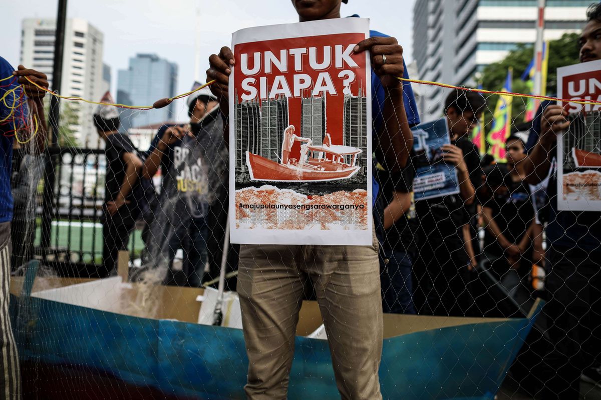 Mahasiswa dan nelayan menggelar aksi jalan mundur dari Tugu Patung Kuda ke Balai Kota DKI Jakarta untuk unjuk rasa di Jakarta Pusat, Senin (24/06/2019). Mereka menolak kebijakan Gubernur DKI Jakarta, Anies Baswedan yang menerbitkan izin mendirikan bangunan (IMB) di pulau C dan D reklamasi teluk Jakarta.