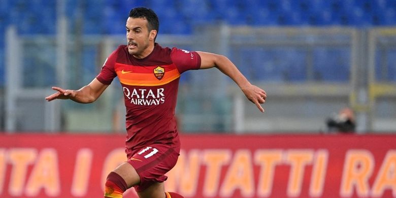 Pemain depan AS Roma, Pedro, berlari dengan bola selama pertandingan sepak bola Serie A Italia AS Roma vs Bologna pada 11 April 2021 di stadion Olimpiade di Roma.