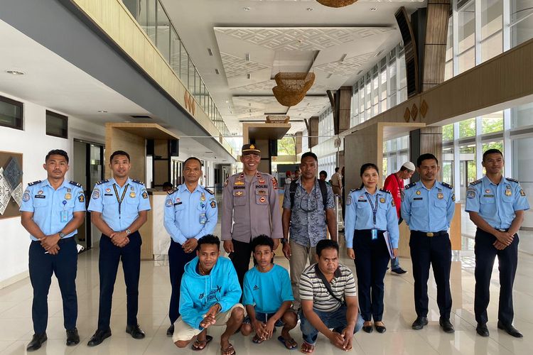 Tiga WN Timor Leste dideportasi melalui Pos Lintas Batas Negara (PLBN) Motaain, Kabupaten Belu, Nusa Tenggara Timur