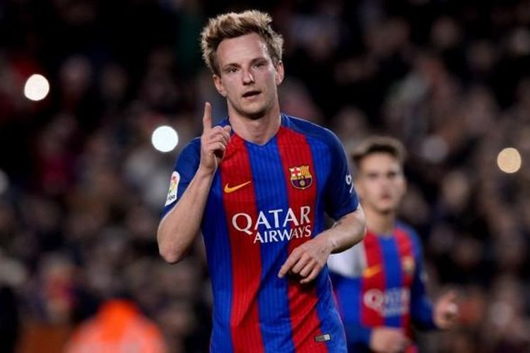 Gelandang Barcelona, Ivan Rakitic melakukan selebrasi setelah mencetak gol ke gawang Hercules dari titik penalti di laga babak 32 besar Copa del Rey , Rabu (21/12/2016) waktu setempat.