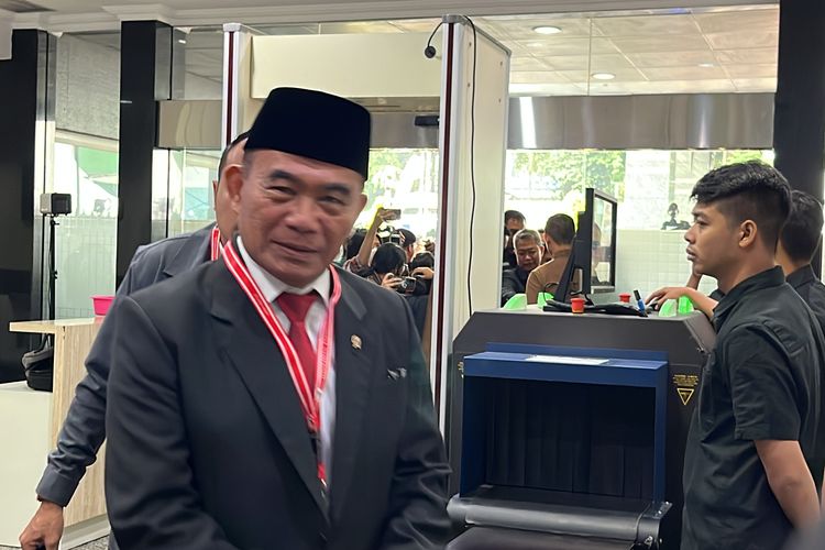 Menteri Koordinator Bidang Pembangunan Manusia dan Kebudayaan (Menko PMK) Muhadjir Effendy saat tiba di Gedung Mahkamah Konsitusi (MK), Jumat (5/4/2024). Muhadjir dihadirkan untuk memberikan keterangan dalam sidang sengketa hasil pemilihan presiden (Pilpres) 2024.