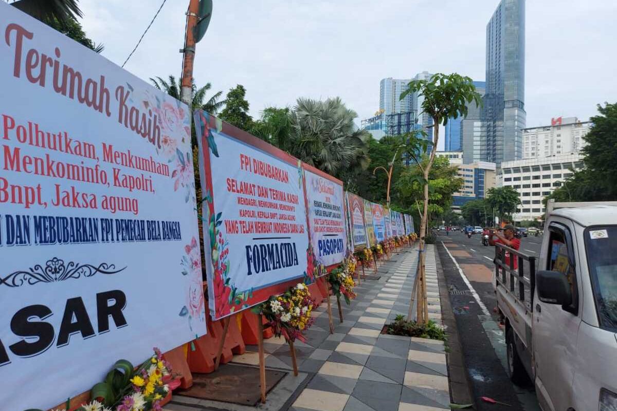 Citizens of Surabaya, East Java send wreaths thanking the Indonesian National Police for disbanding the FPI,m Thursday (31/12/2020)