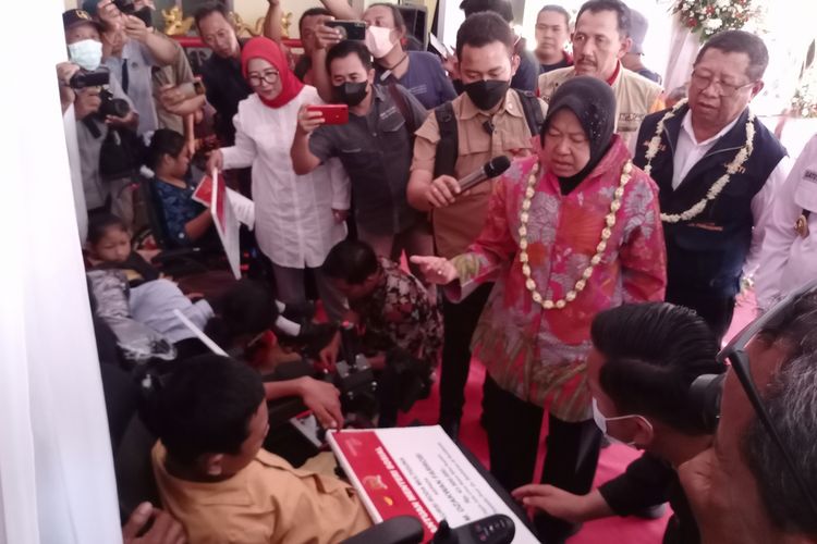 Menteri Sosial Tri Rismaharini saat memberikan bantuan kepada para penyandang disabilitas di Desa Krosok, Kecamatan Sendang, Tulungagung, Jawa Timur, Sabtu (14/1/2023).