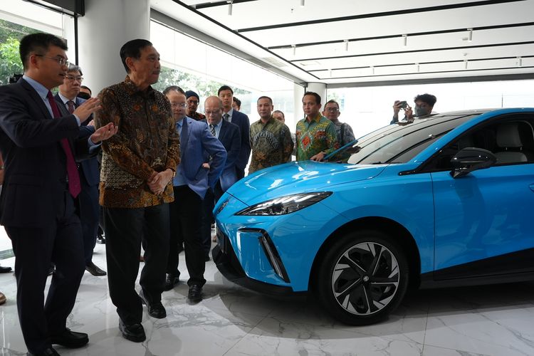 Menteri Koordinator Bidang Kemaritiman dan Investasi Republik Indonesia Luhut Binsar Pandjaitan menjajal mobil listrik MG4 EV.