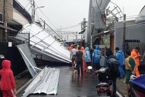 Kanopi Rumah di Jatinegara Roboh Usai Tersambar Petir