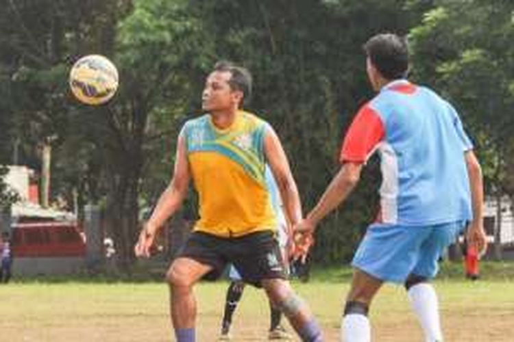 Aksi asisten pelatih Arema Cronus, Kuncoro, pada uji coba kontra klub lokal Malang, Sabtu (23/1/2016)