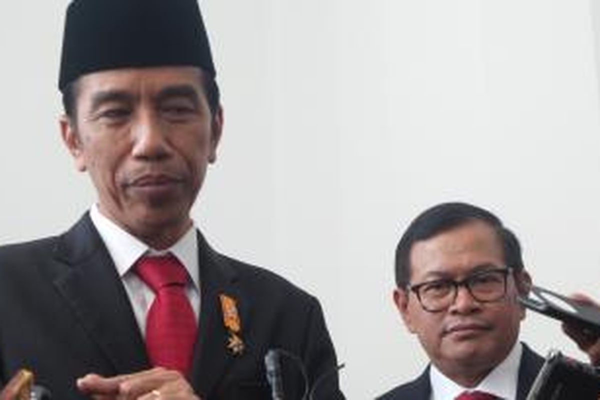 Presiden Joko Widodo dan Sekretaris Kabinet Pramono Anung  di Istana Merdeka, Kamis (22/10/2015).