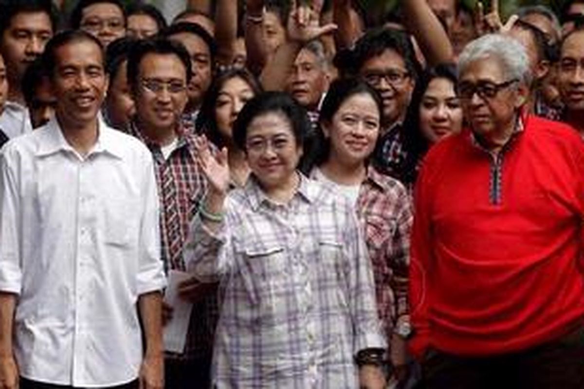 Calon gubernur DKI Jakarta, Joko Widodo (kiri) mendamping Ketua Umum Partai Demokrasi Indonesia Perjuangan (PDIP) Megawati Soekarnoputri, Puan Maharani, dan Taufik Kiemas menuju Tempat Pemungutan Suara pada putaran kedua Pemilihan Kepala Daerah (Pilkada) DKI Jakarta 2012 di Kebagusan, Jakarta Selatan, Kamis (20/9/2012). Pilkada DKI Jakarta 2012 putaran kedua diikuti dua pasangan calon gubernur dan wakil gubernur yaitu Joko Widodo - Basuki Tjahaja Purnama dan Fauzi Bowo - Nachrowi Ramli. 