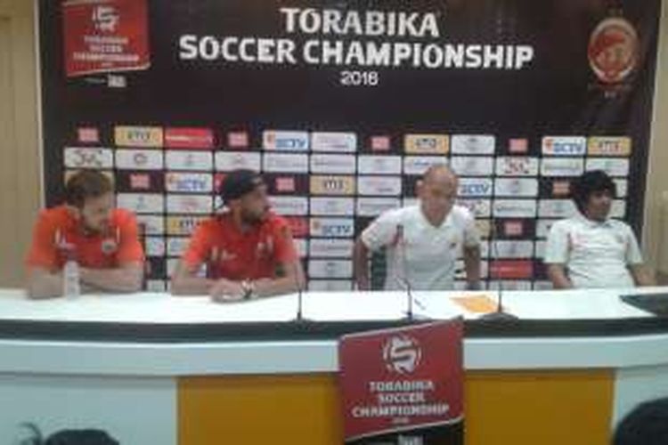 Pelatih kepala Persija jakarta, M Alhadad beri keterangan pers bersama pemain