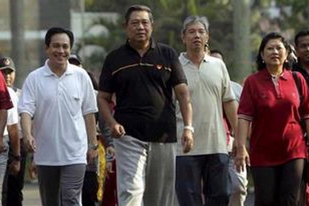 Presiden Susilo Bambang Yudhoyono (tengah) bersama Ibu Negara, Ani Yudhoyono (dua kanan) didampingi Juru Bicara Kepresidenan, Julian Aldrin Pasha (dua kiri) berjalan pagi di sekitar kediaman pribadinya, di Puri Cikeas, Kabupaten Bogor, Jawa Barat, Kamis (13/10/2011).