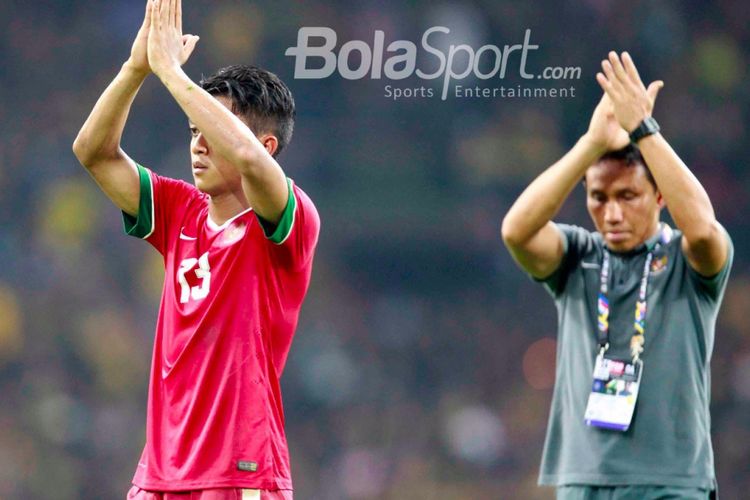 Febri Hariyadi dan Bima Sakti membalas aplaus penonton yang memberi dukungan saat timnas berhadapan dengan Malaysia pada semifinal SEA Games 2017, Sabtu (26/8/2017). 