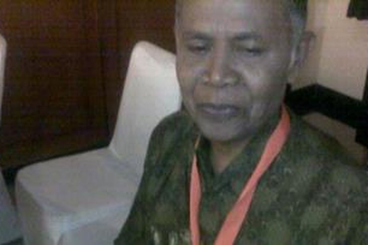 Karmono, mantan guru sekolah dasar, berusaha menyekolahkan keempat anaknya hingga bangku kuliah lewat budidaya buah, khususnya jambu merah delima, di Demak, Jawa Tengah.