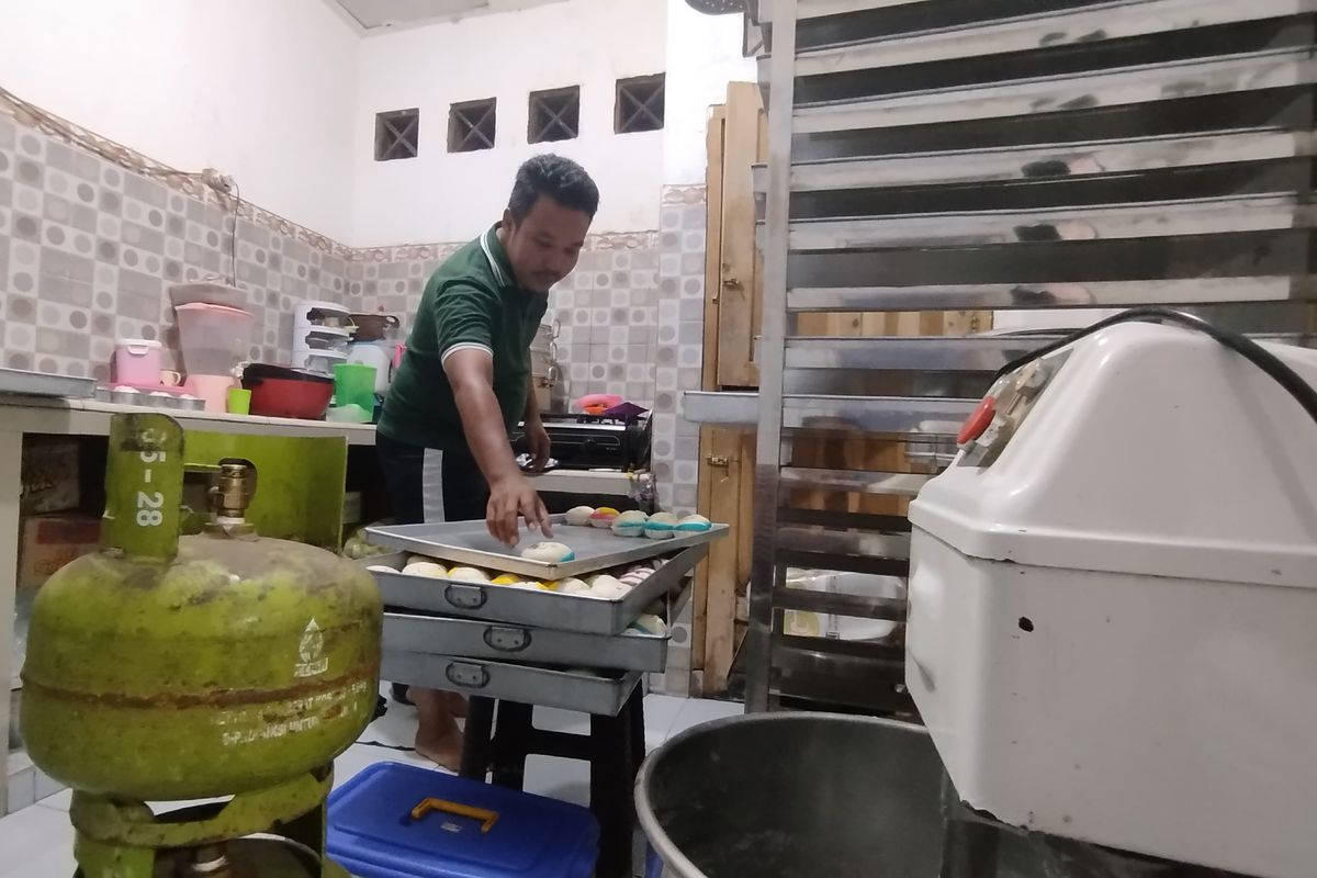 Pelaku UMKM sedang memproduksi jajanan bakpao di Klatak, Kalipuro, Banyuwangi, Selasa (14/1/2025).  