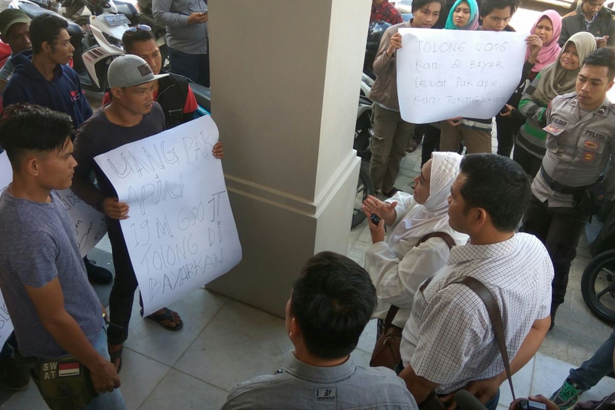 Puluhan pekerja dari PT TMU yang mendatangi kantor Marketing CGA menuntut segera diselesaikan permasalahan pembayaran (10/6/2017)