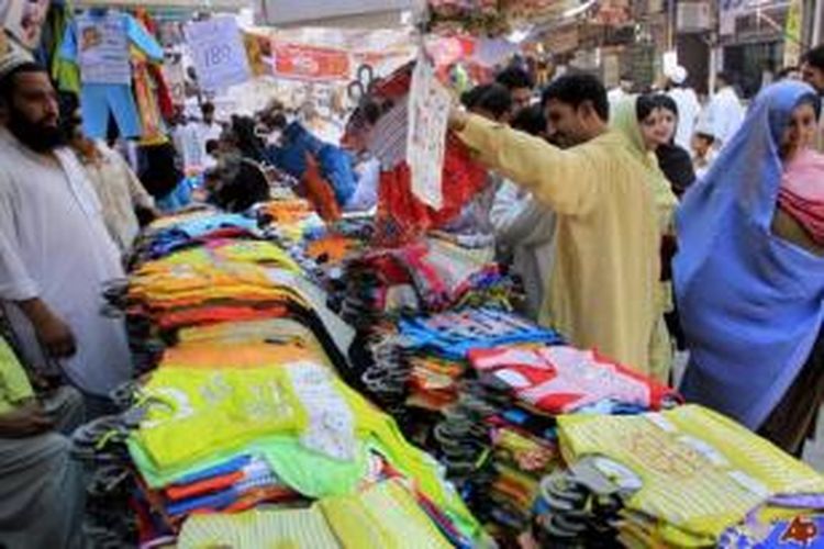 Suasana sebuah pasar di kota Peshawar, Pakistan. Para ulama di Provinsi Khyber Pakhtunkhwa melarang para perempuan bepergian ke pasar tanpa didampingi suami atau kerabat pria selama bulan Ramadhan.