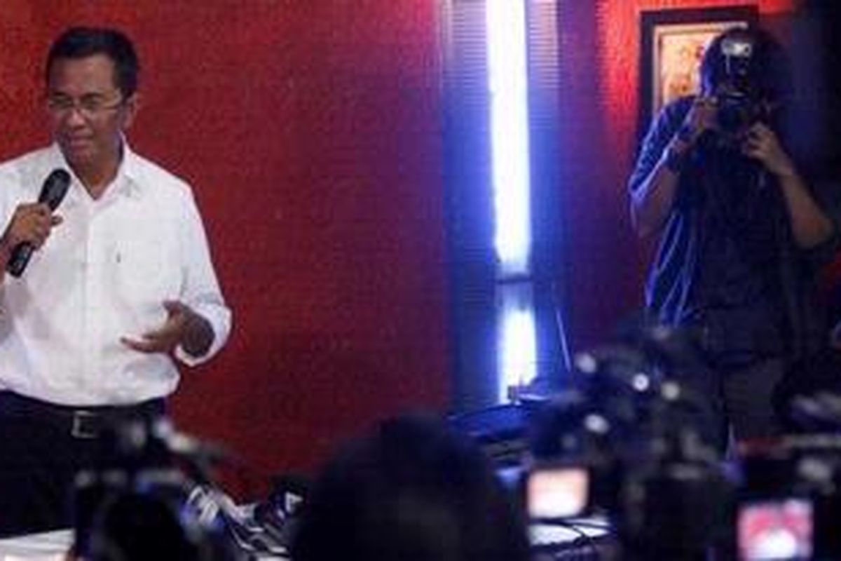 Menteri Badan Usaha Milik Negara (BUMN) Dahlan Iskan memberikan keterangan kepada wartawan terkait kecelakaan yang dialaminya di Jakarta, Selasa (8/1/2013). Dahlan Iskan mengalami kecelakaan saat menguji mobil bertenaga listrik Tucuxi di Magetan, Jawa Timur beberapa waktu lalu. 