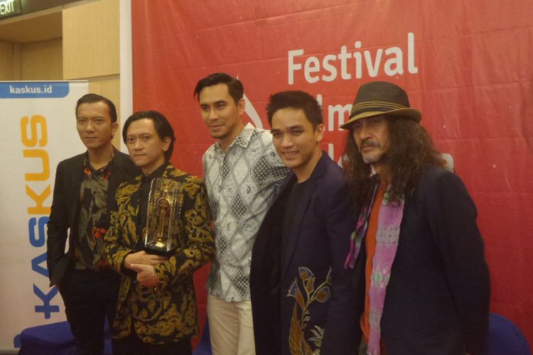 Para kru dan pemain film Night Bus dalam sesi foto perhelatan Festival Film Indonesia (FFI) 2017, di Grand Kawanua International City, Manado, Sulawesi Utara, Sabtu (11/11/2017) malam. Mereka meraih kategori Film Terbaik FFI 2017.