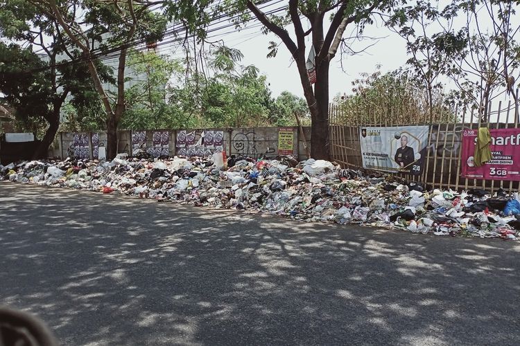 Tempat Pembuanga Sampah (TPS) liar di salah satu titik di Jalan Raya Gading Tutuka, Soreang, Kabupaten Bandung, Jawa Barat pada Selasa (10/10/2023)