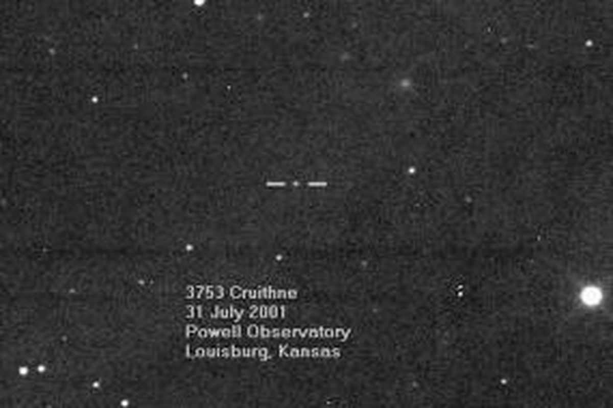3735 Cruithne tampak sebagai titik putih dalam foto yang diambil dari Powell Observatory.