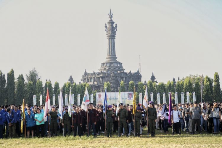 Menristekdikti dan Gubernur Bali membuka peringatan Hakteknas ke 24 tahun 2019 di hadapan sekitar 50 ribu mahasiswa dari seluruh perguruan tinggi Bali di Lapangan Puputan Margarana, Denpasar, Bali (21/2/2019).