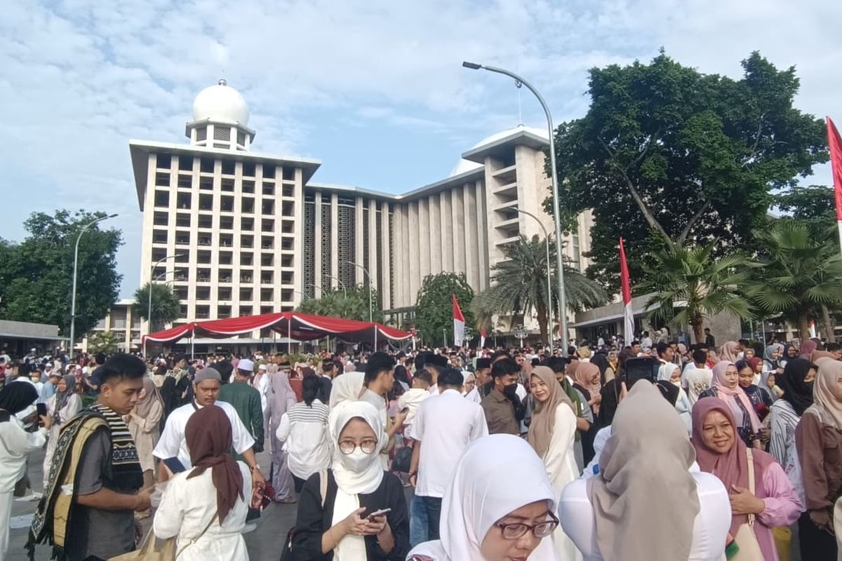 Puluhan ribu umat muslim yang memadati Masjid Istiqlal untuk shalat di Hari Raya Idul Adha atau Hari Raya Kurban, Kamis (29/6/2023) pagi.