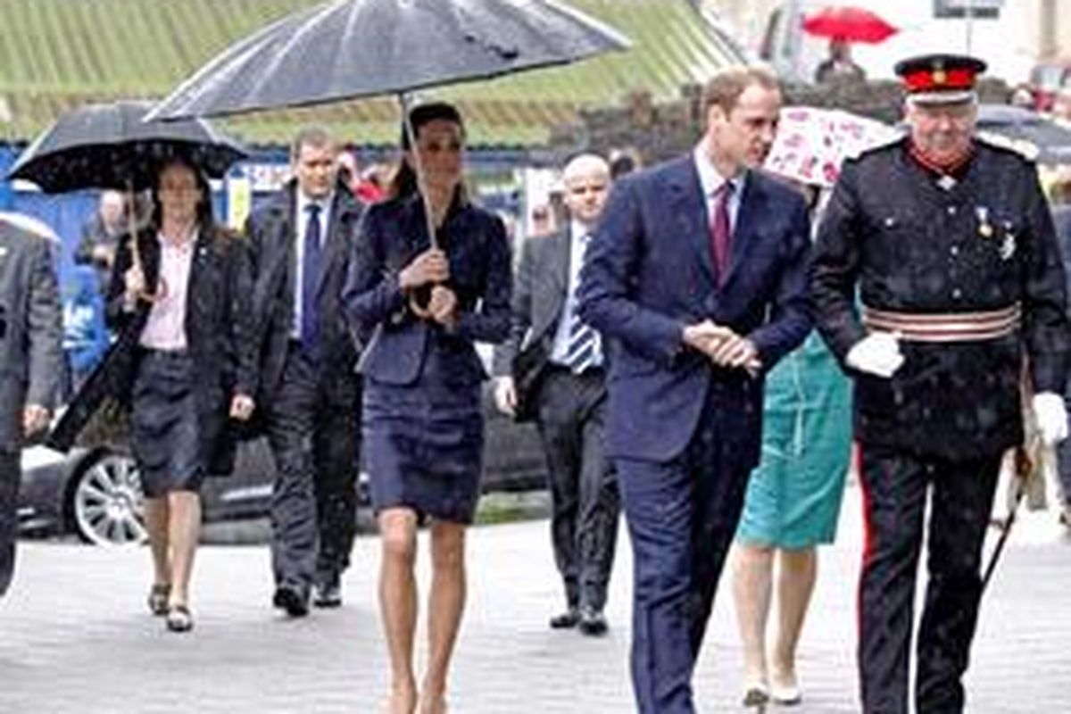 Latar belakangnya yang dari kelas menengah akan menguntungkan kerajaan. Saat kehujanan, Kate membawa payungnya sendiri.