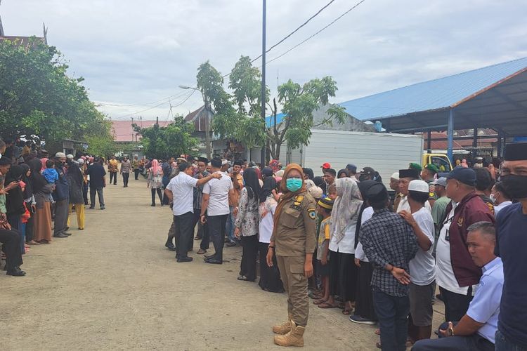 Ratusan warga Kampung Nelayan yang di Desa Pajukukang, Kecamatan Bontoa, Kabupaten Maros, Sulawesi Selatan, sangat antusias menyambut kedatangan Presiden Jokowi. Rabu (29/3/2023).
