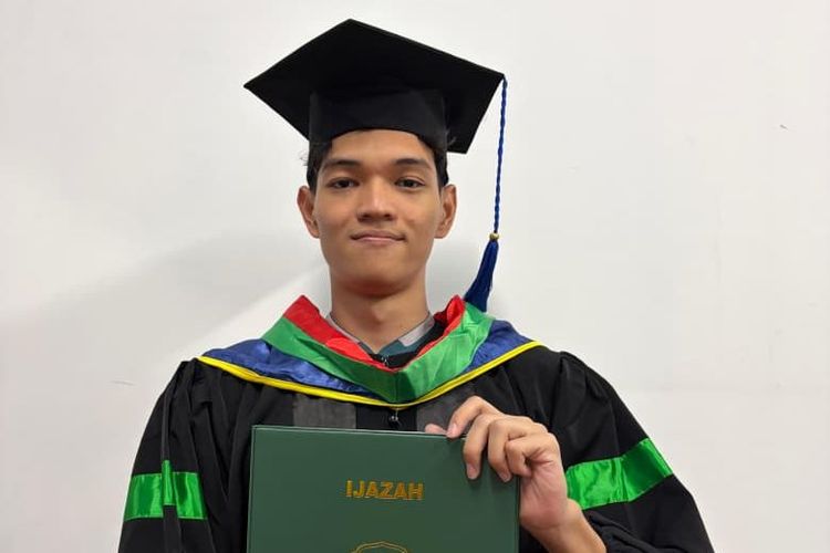Buat Model AI untuk Petakan Kepakaran Dosen, Bambang Setiawan Raih Predikat Lulusan Terbaik UNJ