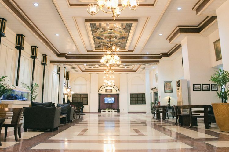 Area lounge di Grand Inna Medan, salah satu hotel tertua di Indonesia
