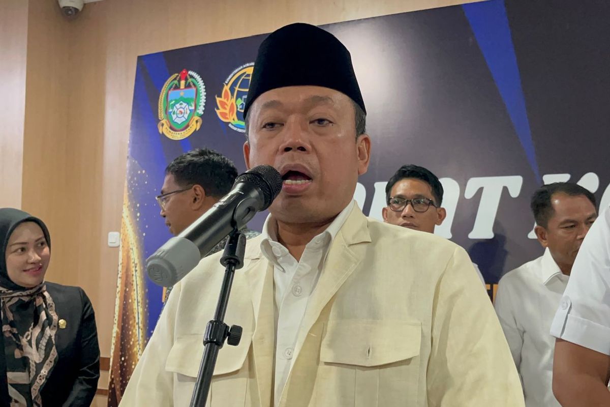 Menteri Agraria dan Tata Ruang/Kepala Badan Pertahanan Nasional (ATR/BPN) Nusron Wahid saat menjawab pertanyaan wartawan di Kantor Gubernur Sumut, Rabu (7/5/2025)