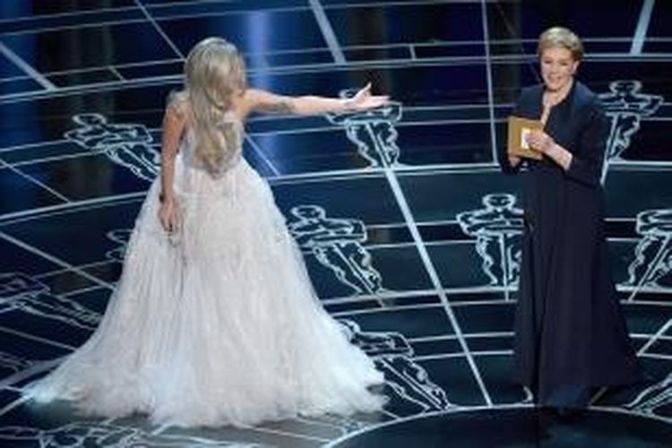Sehabis membawakan medley The Sound of Music, artis musik Lady Gaga (kiri) menyambut kehadiran aktris legendaris Julie Andrews di panggung pergelaran Academy Awards atau Oscar 2015, di Dolby Theatre, Hollywood, California, AS, Minggu (22/2/2015) waktu setempat.