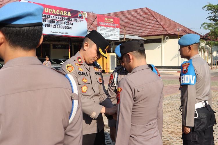 Polres Grobogan menggelar upacara penyerahan keputusan Kepala Kepolisian Daerah Jawa Tengah tentang Pemberhentian Tidak Dengan Hormat ( PTDH ) personel Polres Grobogan atas nama Bripda DS (26) di lapangan Mapolres Grobogan, Senin (31/7/2023).