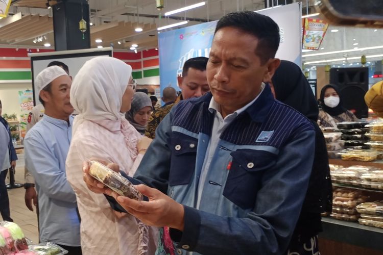 Wali Kota Malang, Wahyu Hidayat melihat salah satu produk makanan kue basah di salah satu toko di lantai 2 Mall Olympic Garden (MOG). 