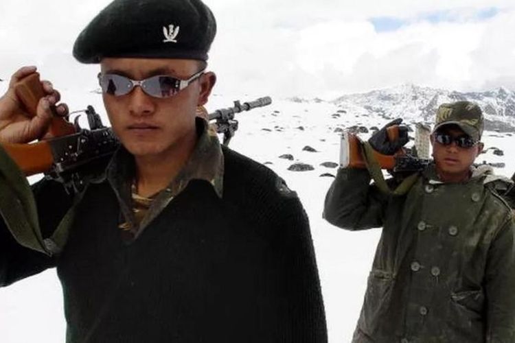 Tentara India di dekat Tawang di Arunachal Pradesh, negara bagian India yang diklaim China.