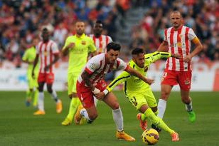 Aksi penyerang Barcelona, Neymar, saat melawan Almeria, pada pertandingan lanjutan Primera Division, Sabtu (8/11/2014). 