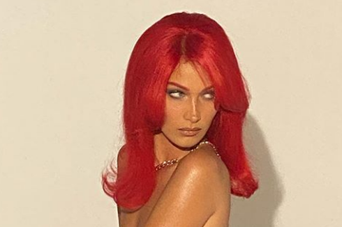 Cuma Pakai Bot Merah, Bella Hadid Pose Nyaris Tanpa Busana  