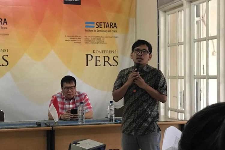 Direktur Setara Institute Halili saat menjabarkan laporan tengah tahun terkait kebebasan beragama/berkeyakinan di kantor Setara Institute, Jakarta, Senin (20/8/2018). 
