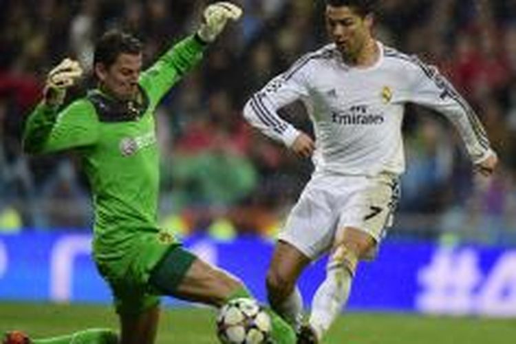 Kiper Borussia Dortmund, Roman Weidenfeller, saat berusaha menghentikan laju bomber Real Madrid, Cristiano Ronaldo, pada leg pertama perempat final Liga Champions di Stadion Santiago Bernabeu, Rabu (2/4/2014).