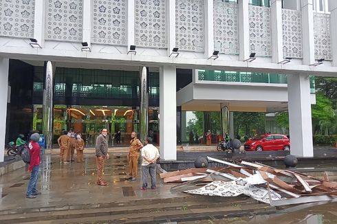 Pelang Lobi Utama Balai Kota Tangsel Jatuh akibat Hujan Disertai Angin Kencang, Kaca Pecah Berserakan