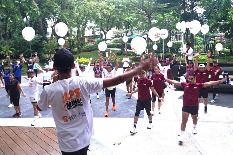 Para pelari dari berbagai komunitas lari yang mengikuti Run The Ground LPS (Lembaga Penjamin Simpanan) Half Monas Marathon melakukan pemanasan sebelum berlari di Plaza BRI, Semanggi, Jakarta, Minggu (21/5/2023). Mereka berlari sepanjang 6 kilometer menyusuri rute Semanggi-Bundaran Hotel Indonesia.