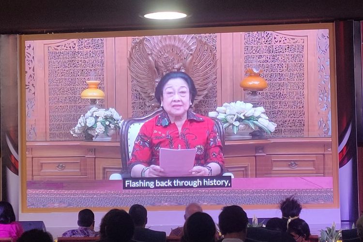 Presiden kelima RI Megawati Soekarnoputri saat berpidato secara virtual di acara Bandung-Belgrade-Havana in Global History and Perspective' secara virtual di Gedung ANRI, Jakarta, Senin (7/11/2022). 