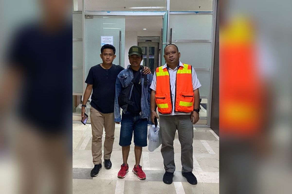 Polisi yang melakukan penangkapan terhadap pelaku pembunuhan di kawasan Bandara Internasional Sultan Hasanuddin Makassar, Kabupaten Maros, Sulsel, pada Selasa (26/9/2023) dini hari.