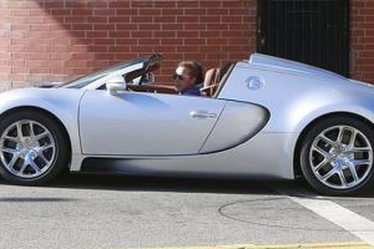 Arnold Schwarzenegger dengan Bugatti Veyron Gran Sport Vitesse 