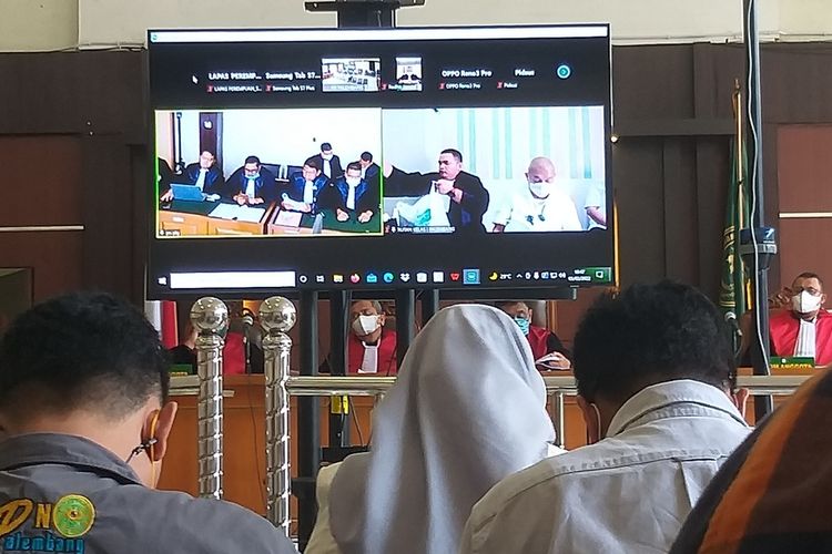 Sidang virtual di Pengadilan Negeri Palembang terhadap mantan Gubernur Sumsel Alex Noerdin yang terjerat kasus dugaan korupsi pembelian gas bumi oleh Perusahaan Daerah Pertambangan dan Energi (PDPDE) Sumatera Selatan tahun 2010-2019.